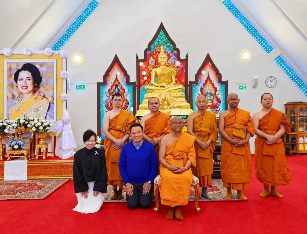 นายรัฐมนตรีไทยร่วมพิธีในศาลาพระประธาน
