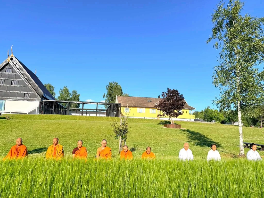 พระและญาติโยมปฏิบัติธรรม